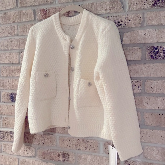 Elegant Off White Sweater with Gorgeous Buttons - Commense Women's Medium - Picture 5 of 9